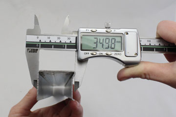 Использование цифрового штангенциркуля для измерения ширины металлического профиля